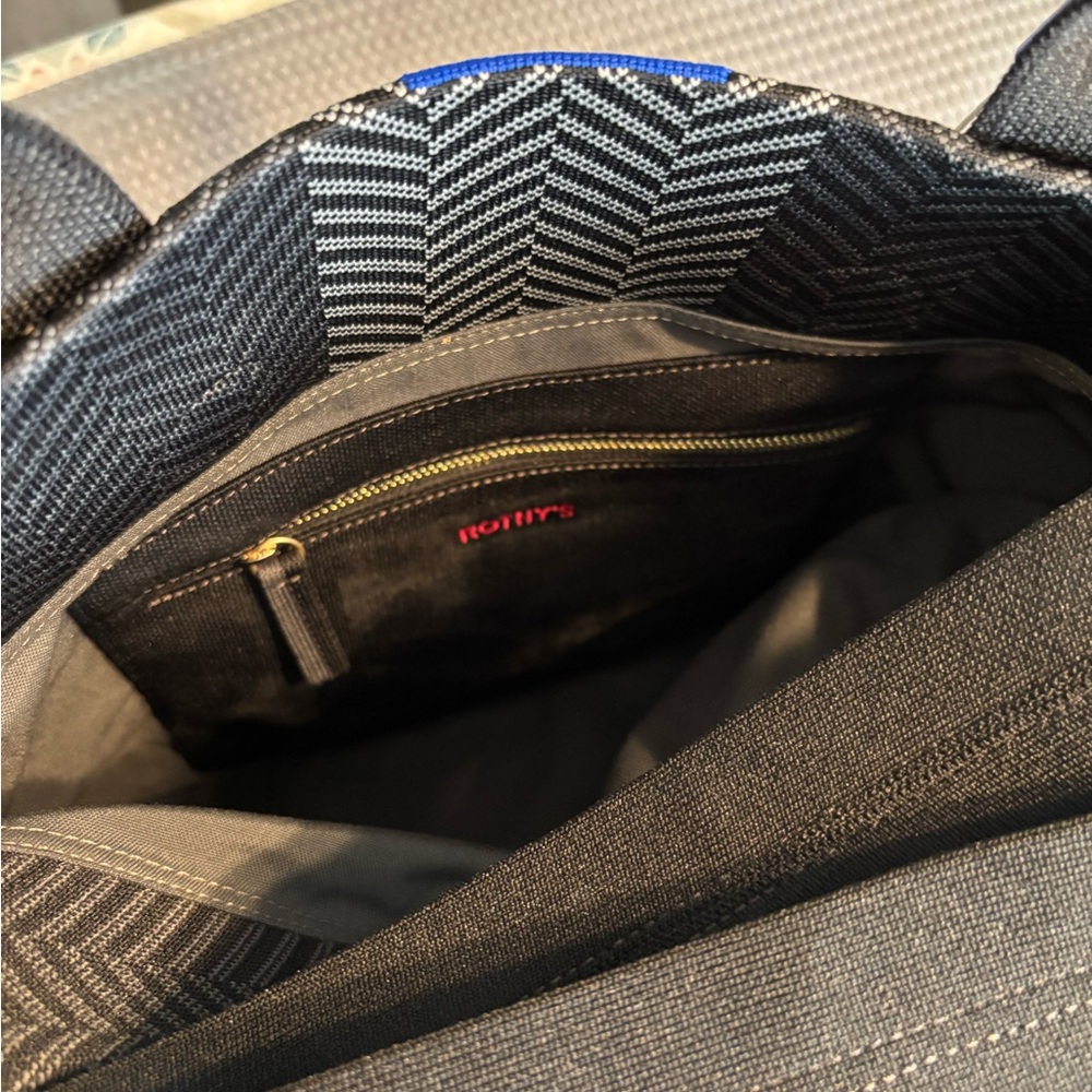 Rothy's Chevron Black and Gray Duffel Bag “ no box” - Picture 5 of 7